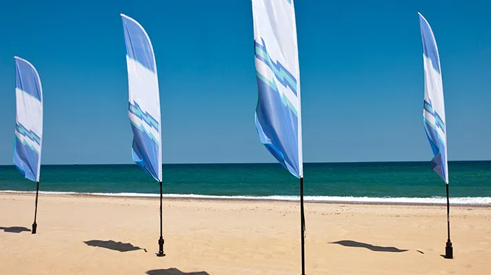 Robuste beachflagg som tåler vær og vind