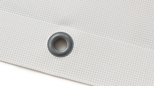 Mesh bannere har små hull som gjør at det kan festes på bygg og gjerder hvor det er vind