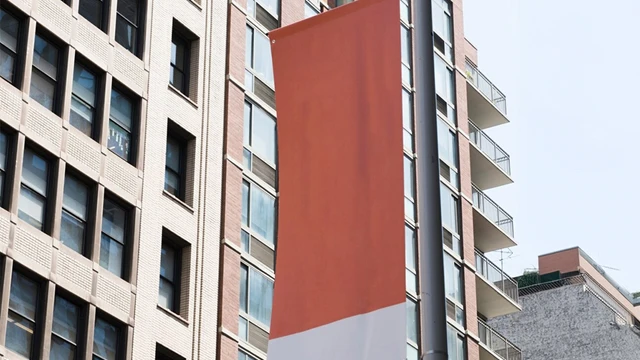 Polyesterbannere er lette og holdbare, her brukt som et flagg i bybildet