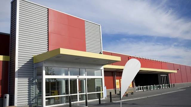 Beachflagg som står foran inngangen til en butikk