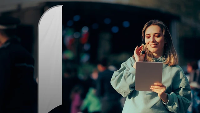 Beachflagg som står inne på et event