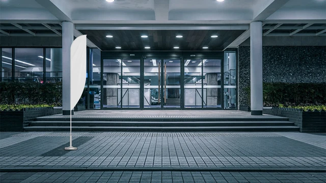 Yello Digital | Beachflagg foran inngangen til en messe