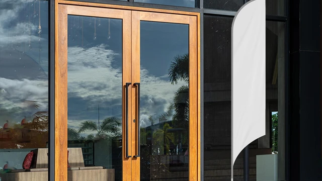 Yello Digital | Beachflagg foran inngangen til et hotell