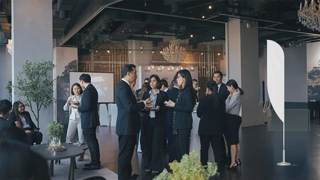 Beachflagg som står inne på en konferanse