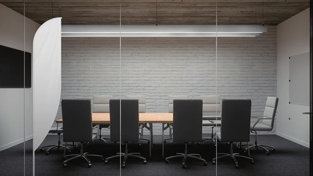 Beachflagg som står inne på et møterom