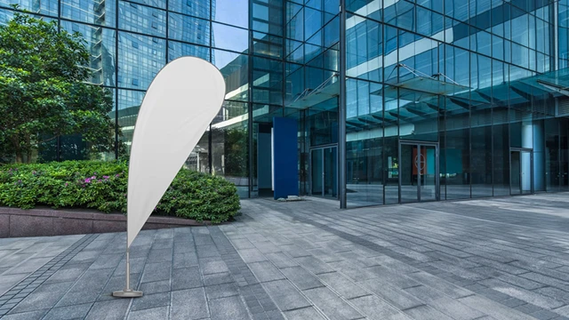 Beachflagg som står på et næringsområde