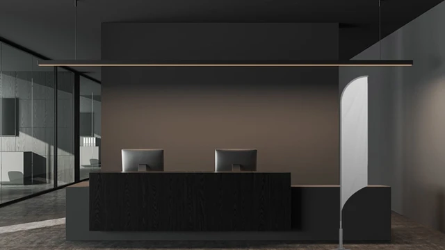 Beachflagg som står inne ved en resepsjon