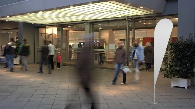 Beachflagg som står foran et kjøpesenter